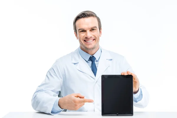 Médecin avec tablette numérique — Photo de stock