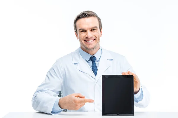 Médico com comprimido digital — Stock Photo