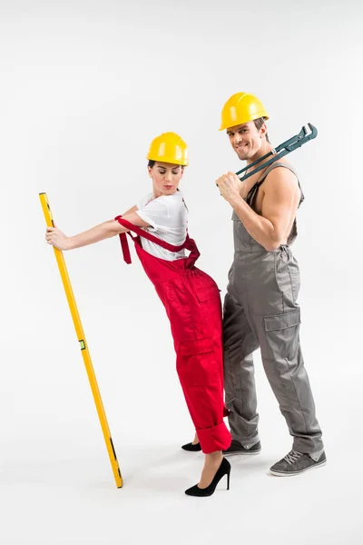 Masculino e feminino construtores posando — Fotografia de Stock