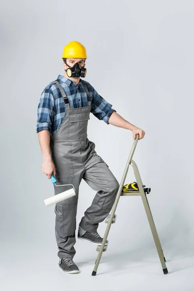 Ouvrier avec rouleau de peinture — Photo de stock