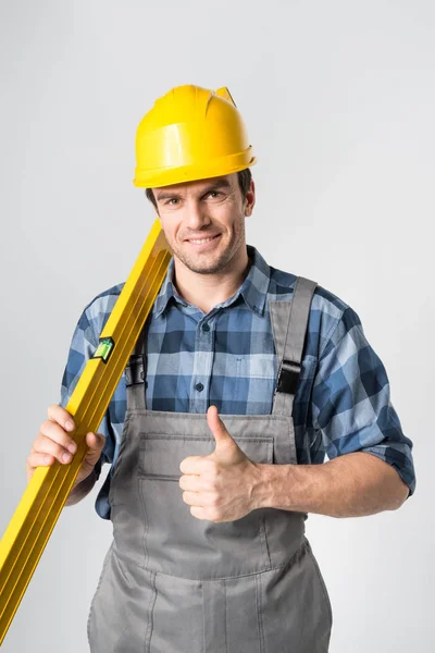 Trabajador con herramienta de nivel - foto de stock