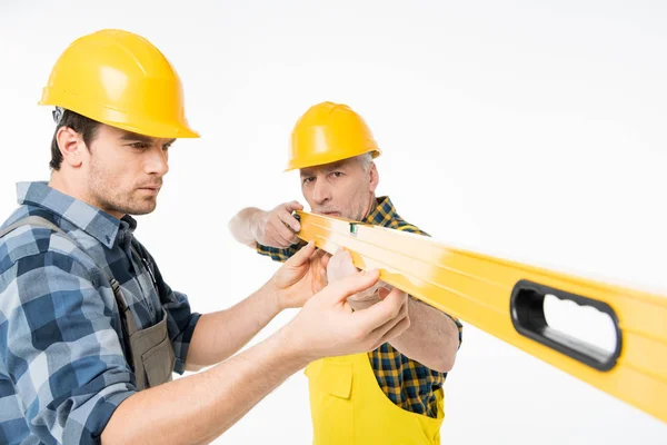 Obreros con herramienta de nivel - foto de stock