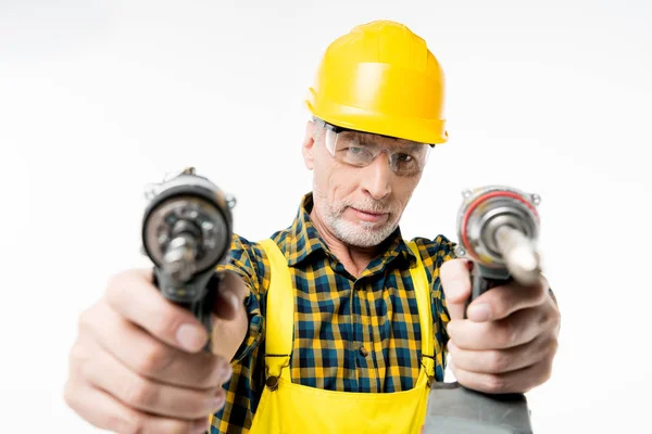 Trabalhador segurando brocas elétricas — Fotografia de Stock