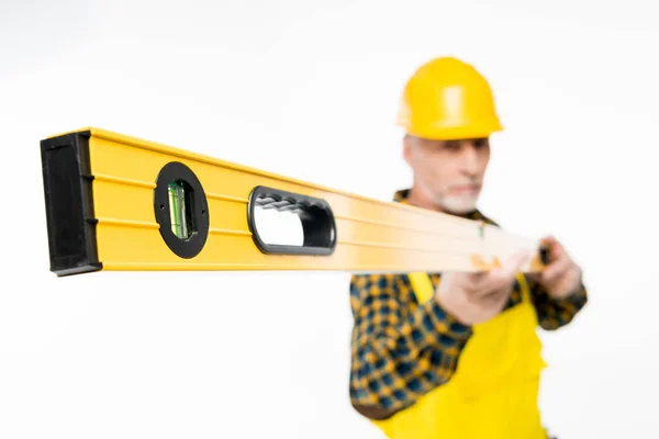 Trabajador con herramienta de nivel - foto de stock