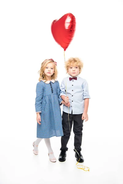 Enfants avec ballon en forme de coeur — Photo de stock