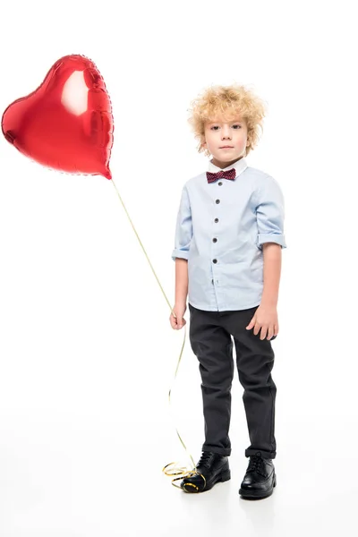 Junge mit herzförmigem Ballon — Stockfoto