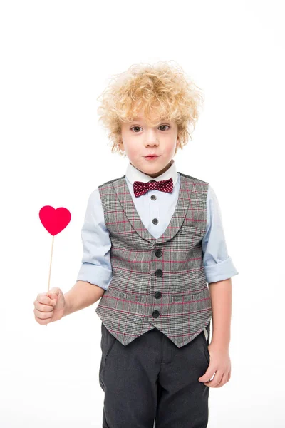 Niño sosteniendo corazón rojo - foto de stock