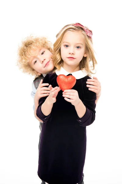 Enfants avec coeur rouge signe — Photo de stock