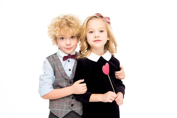 Niños sosteniendo corazón rojo - foto de stock