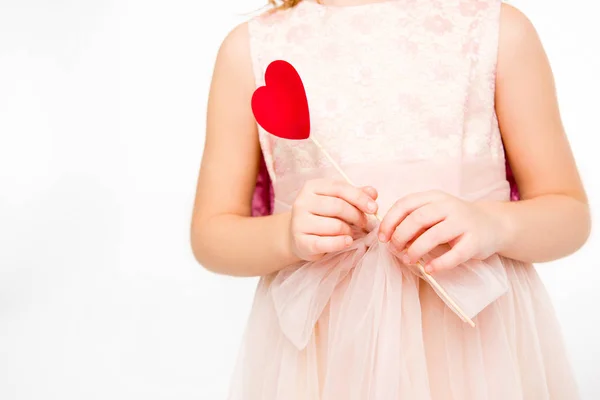 Chica sosteniendo corazón rojo - foto de stock