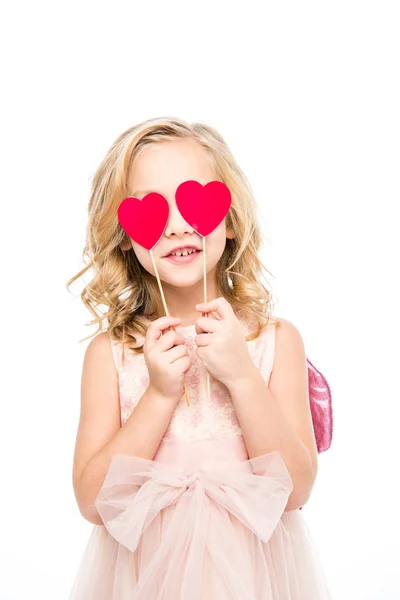Chica sosteniendo corazones rojos - foto de stock