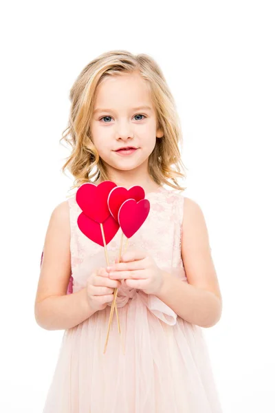 Chica sosteniendo corazones rojos - foto de stock