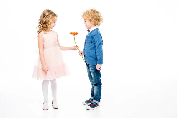 Adorables niños con flores - foto de stock