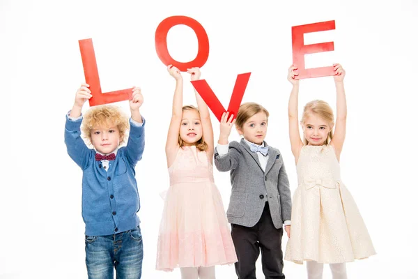 Niños sosteniendo palabra amor - foto de stock