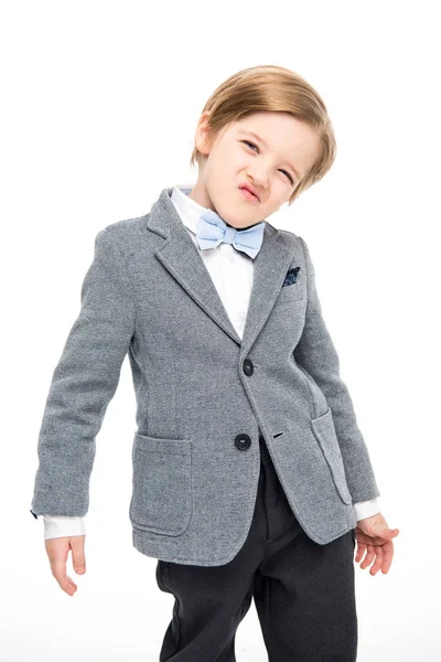 Милый маленький мальчик в костюме — стоковое фото