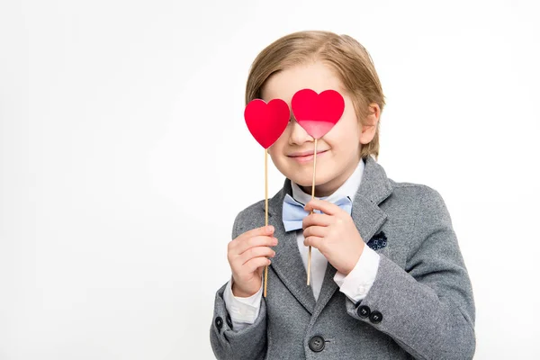 Niedlicher kleiner Junge im Anzug — Stockfoto