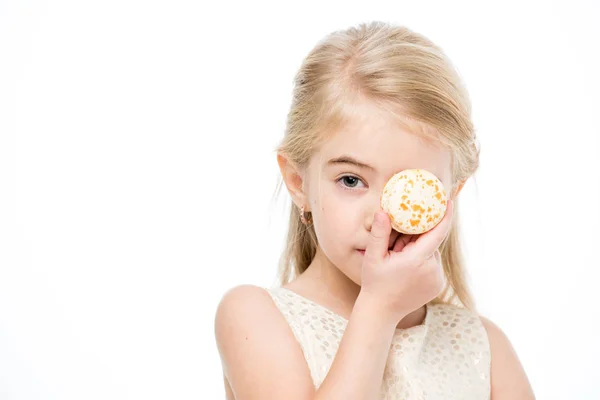 Menina segurando macaron — Fotografia de Stock