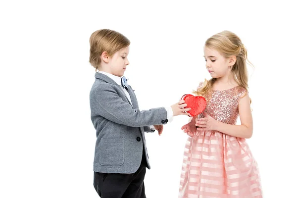 Menino dá presente para menina — Fotografia de Stock