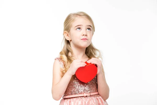 Chica con signo de corazón rojo - foto de stock