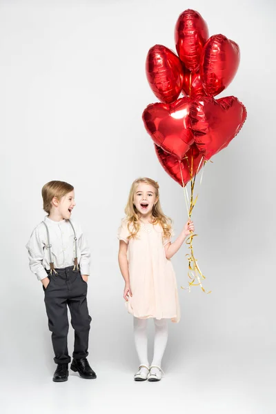 Niños con globos aéreos - foto de stock