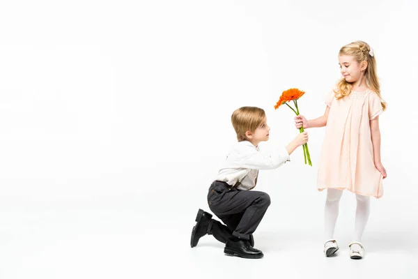 Junge schenkt Mädchen Blumen — Stockfoto