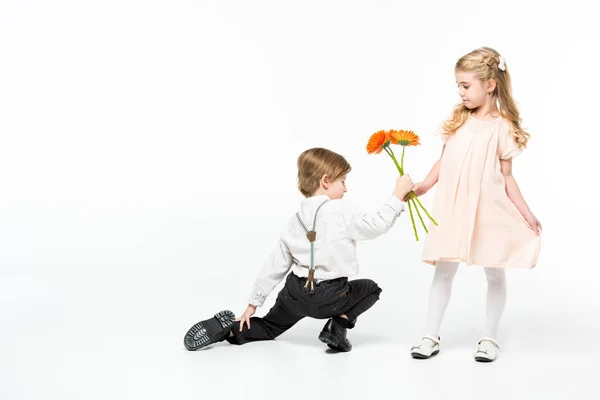 Junge schenkt Mädchen Blumen — Stockfoto