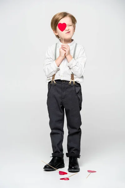 Menino com suspiro de coração vermelho — Fotografia de Stock