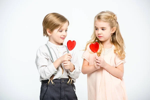 Kinder mit herzförmigen Lutschern — Stockfoto