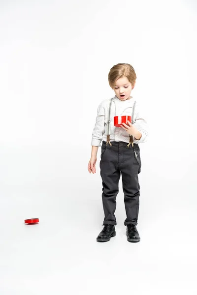 Niño con caja actual - foto de stock