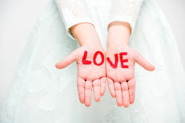Palavra amor escrito nas palmas das mãos — Fotografia de Stock