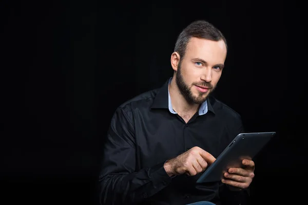 Homme avec tablette numérique — Photo de stock