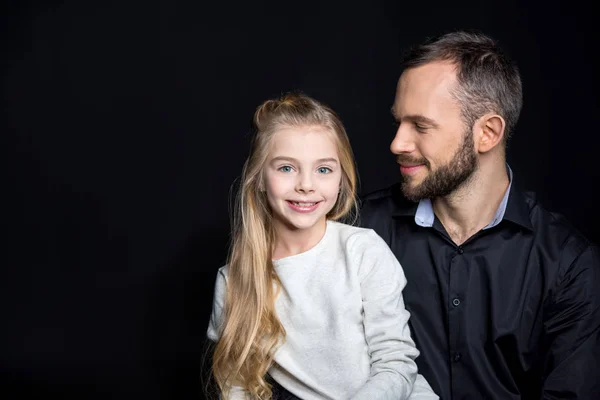 Sonrientes padre e hija - foto de stock