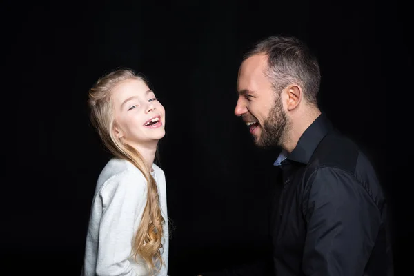 Sonrientes padre e hija - foto de stock