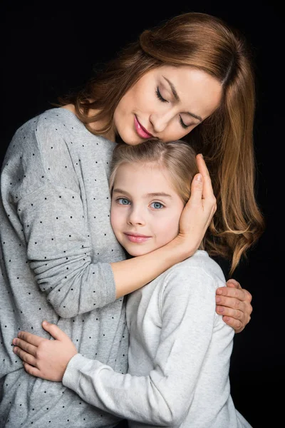 Madre e hija abrazando - foto de stock