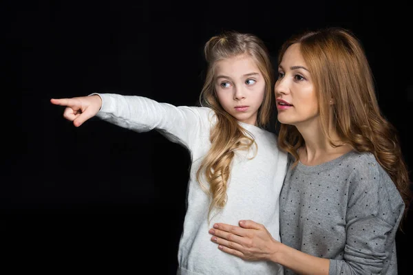 Mère et fille câlins — Photo de stock