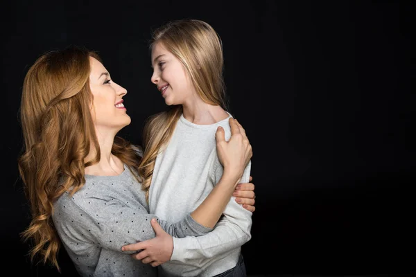 Madre e figlia abbraccio — Foto stock