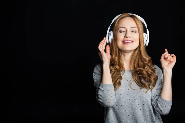 Mujer con auriculares blancos - foto de stock