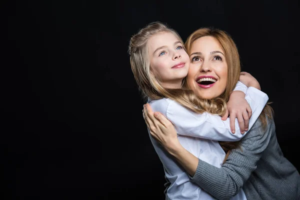 Madre e hija abrazando - foto de stock