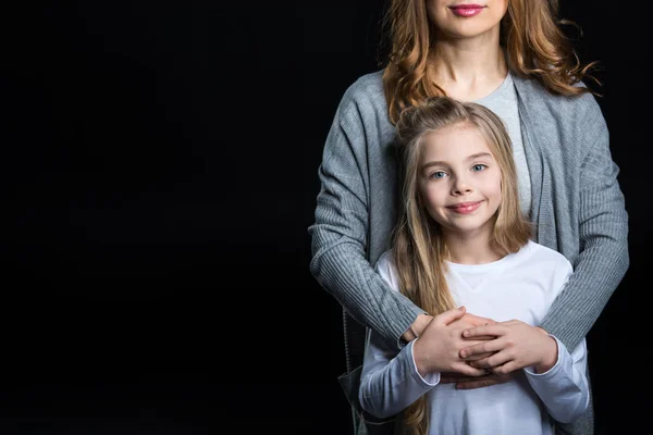 Madre e hija abrazando - foto de stock