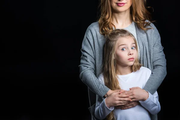 Mère et fille embrassant — Photo de stock