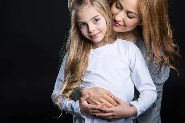 Mère et fille embrassant — Photo de stock