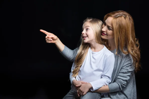 Joven madre y su hija - foto de stock