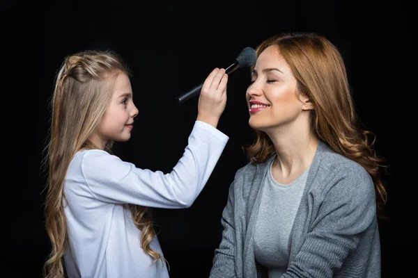 Menina fazendo maquiagem para sua mãe — Fotografia de Stock