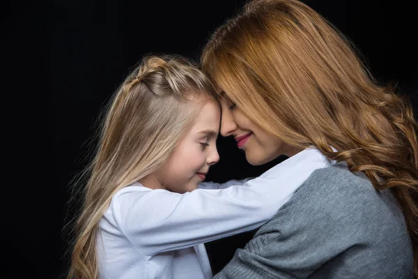 Joven madre con hija pequeña - foto de stock