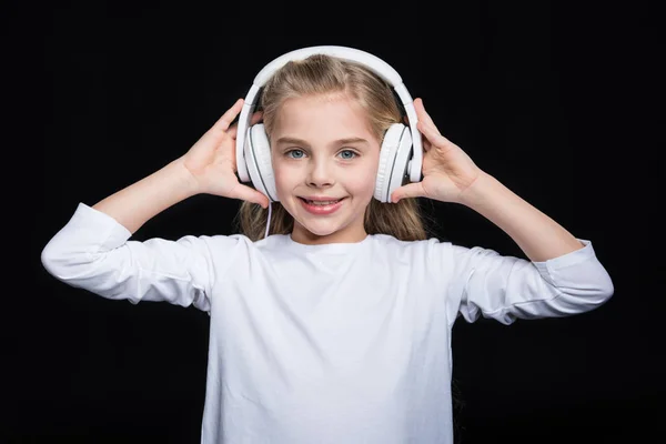 Petite fille dans les écouteurs — Photo de stock