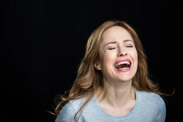 Mujer joven gritando - foto de stock