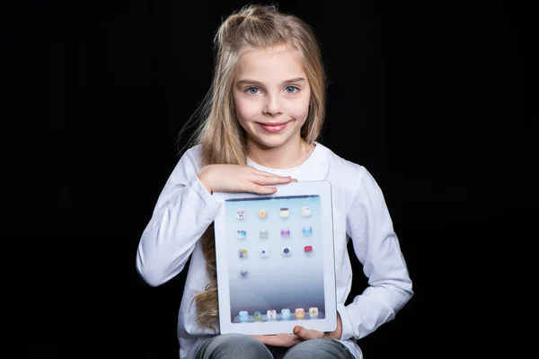 Дівчина з цифровим планшетом — стокове фото