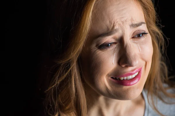 Jeune femme pleure — Photo de stock