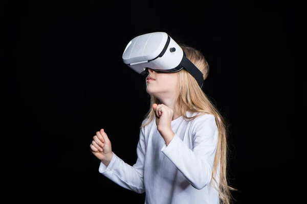 Fille en réalité virtuelle casque — Photo de stock