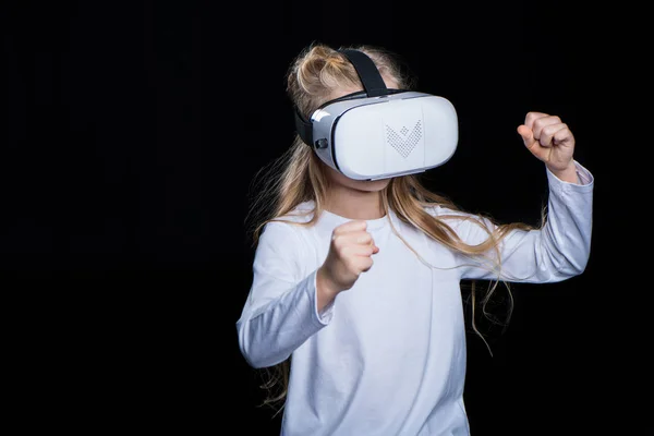 Chica en auriculares de realidad virtual - foto de stock